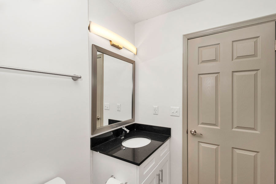 Available apartments with 1 and 1.5 bathrooms.